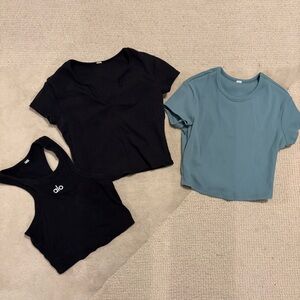 ALO Yoga Short Sleeve T-Shirt Set - Black and Blue